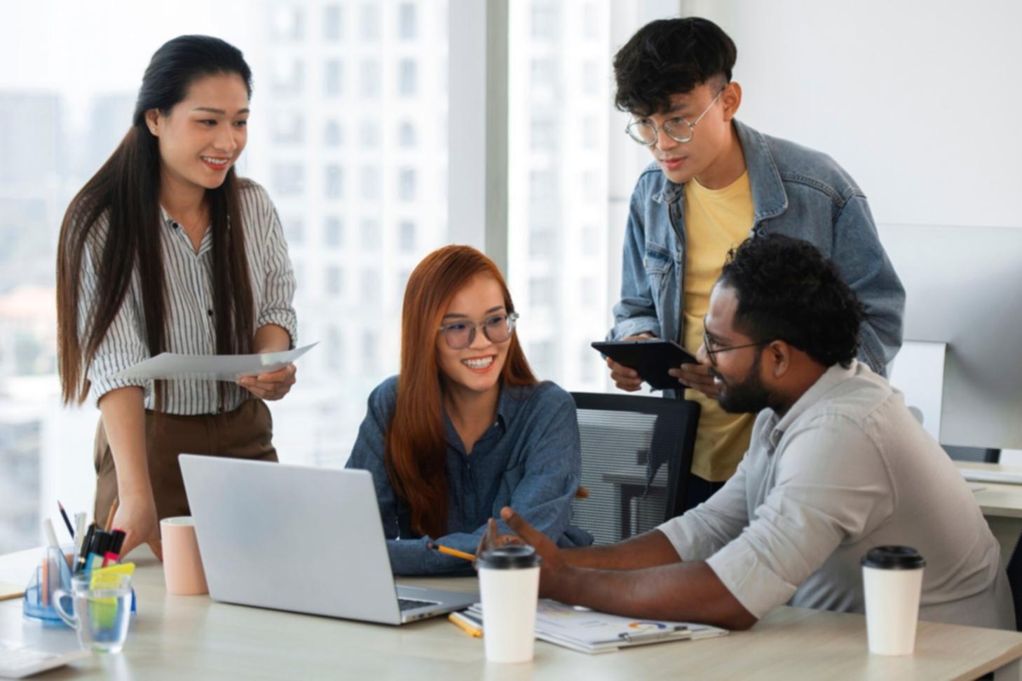 Estudiante trabajando con materiales financieros personalizados
